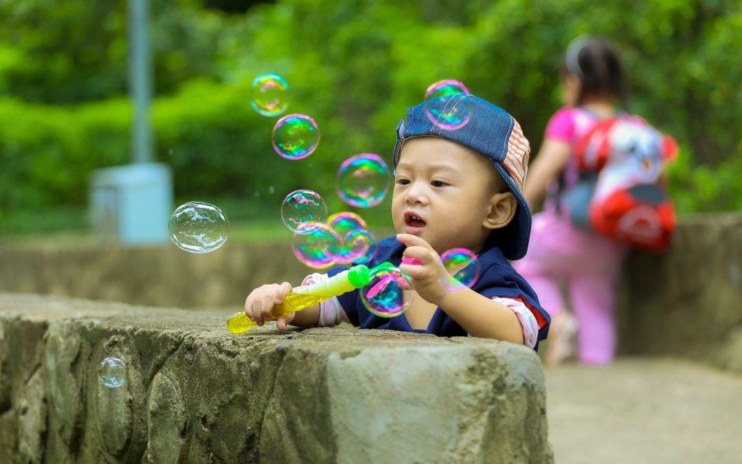 À quoi s’attendre en termes de développement du langage chez l’enfant bilingue?